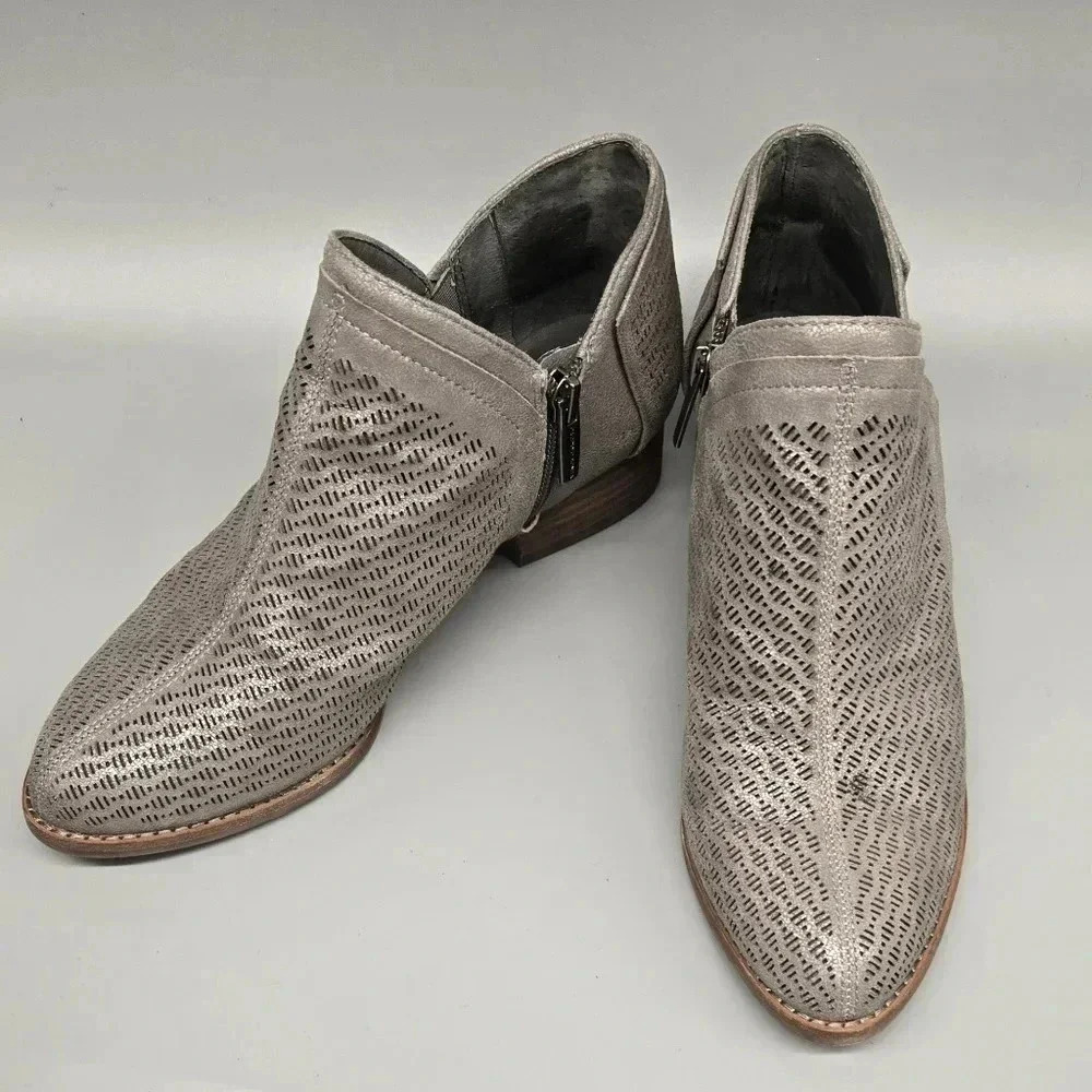 Woman Vince Camuto bootie size 7.5 - Picture 1 of 8